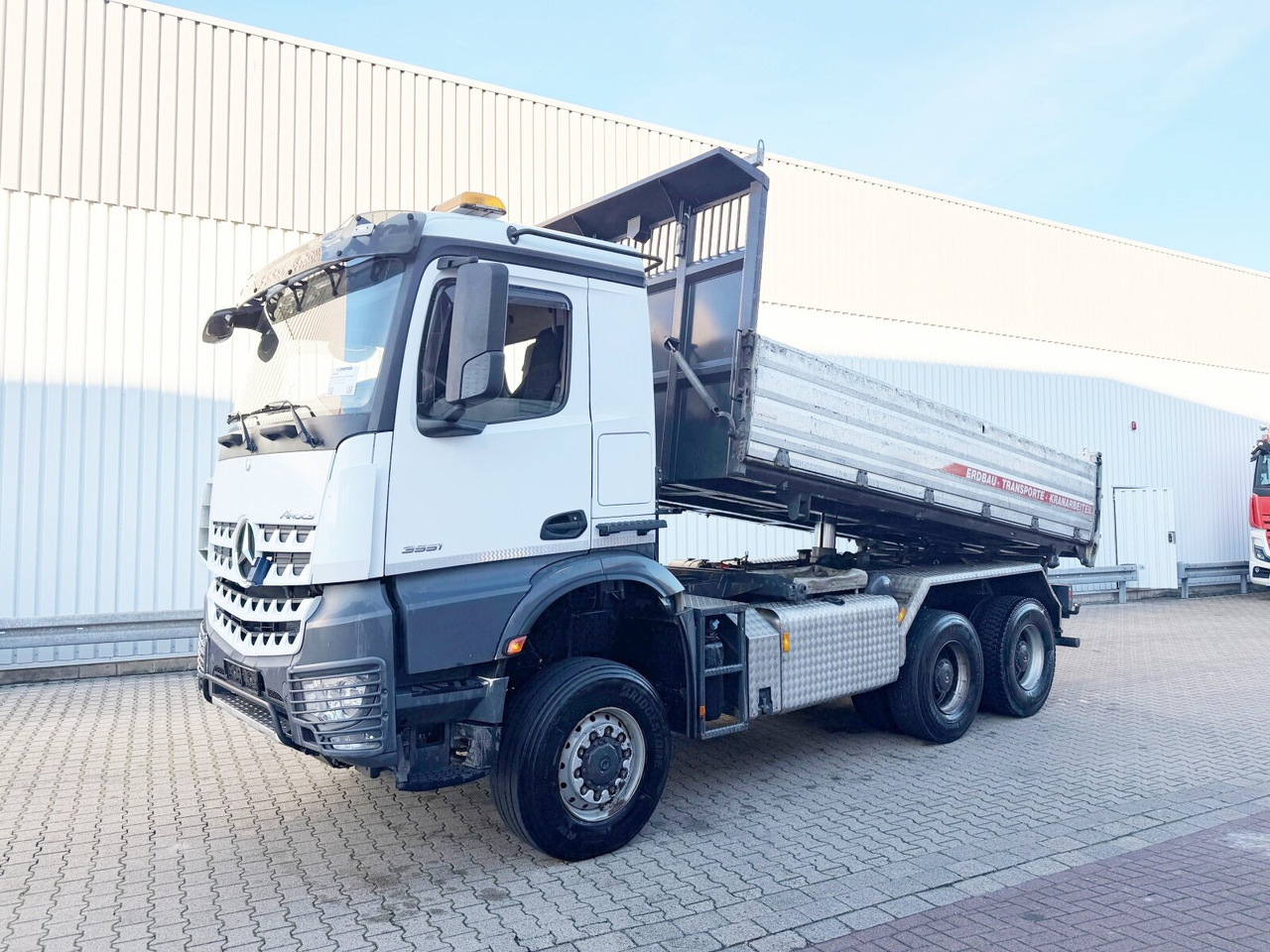 Mercedes-Benz Arocs 3351 AK 6x6 Arocs 3351 AK 6x6, Retarder, Grounder, Motorabtrieb, pneum. Heckklappenöffnung - Tippbil: bilde 1 Mercedes-Benz Arocs 3351 AK 6x6 Arocs 3351 AK 6x6, Retarder, Grounder, Motorabtrieb, pneum. Heckklappenöffnung - Tippbil: bilde 1