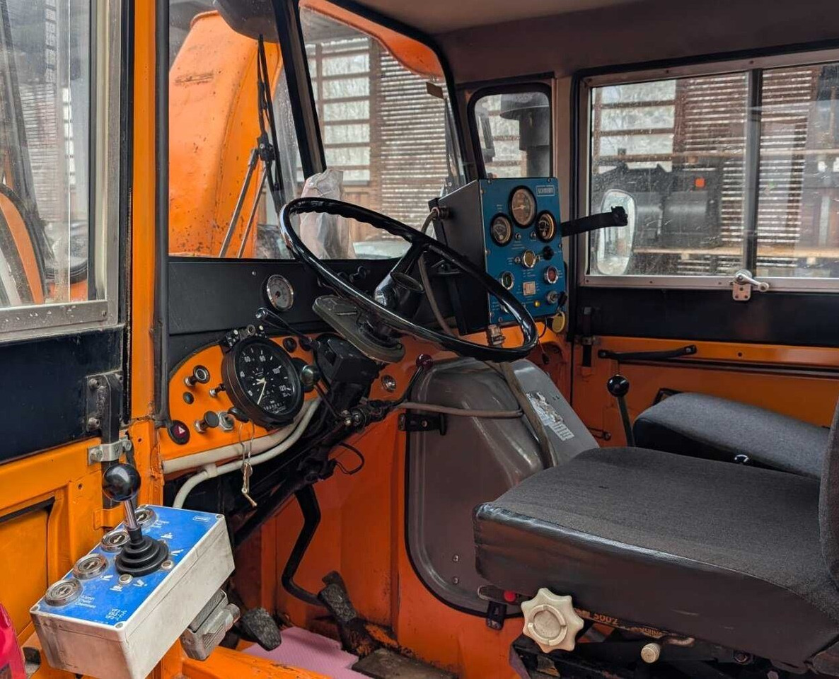 Unimog U52 411 4x4 Schneefräse U52 411 4x4, Schmidt Schneefräse mit Separatmotor - Varebil: bilde 4 Unimog U52 411 4x4 Schneefräse U52 411 4x4, Schmidt Schneefräse mit Separatmotor - Varebil: bilde 4