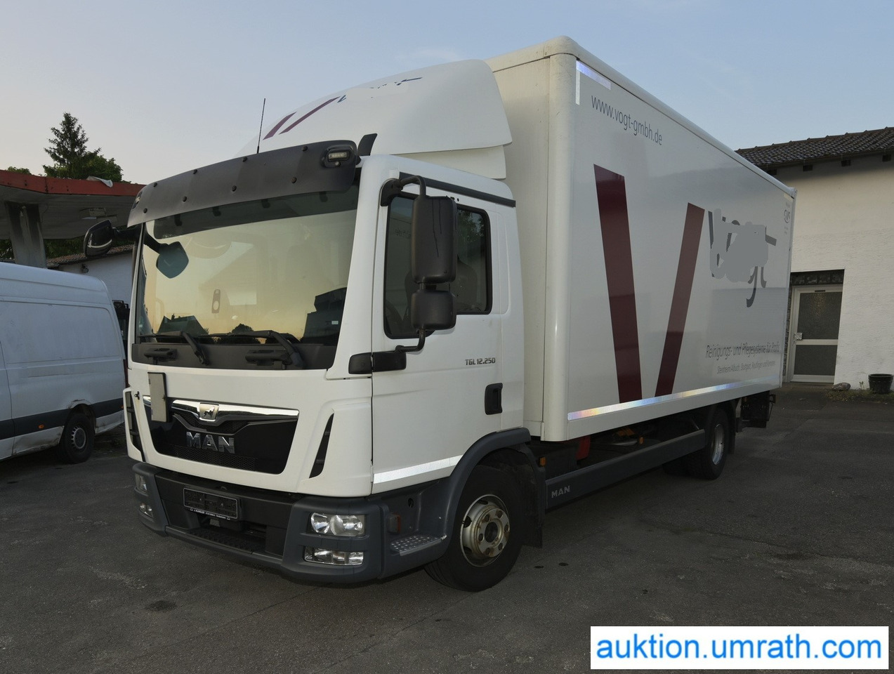 MAN TGL 12.250 4x2 L/BL Koffer Ladebordwand Klimaautomatik NAVI Luftfederung Automatikgetriebe EURO 6 - Skapbil: bilde 1 MAN TGL 12.250 4x2 L/BL Koffer Ladebordwand Klimaautomatik NAVI Luftfederung Automatikgetriebe EURO 6 - Skapbil: bilde 1