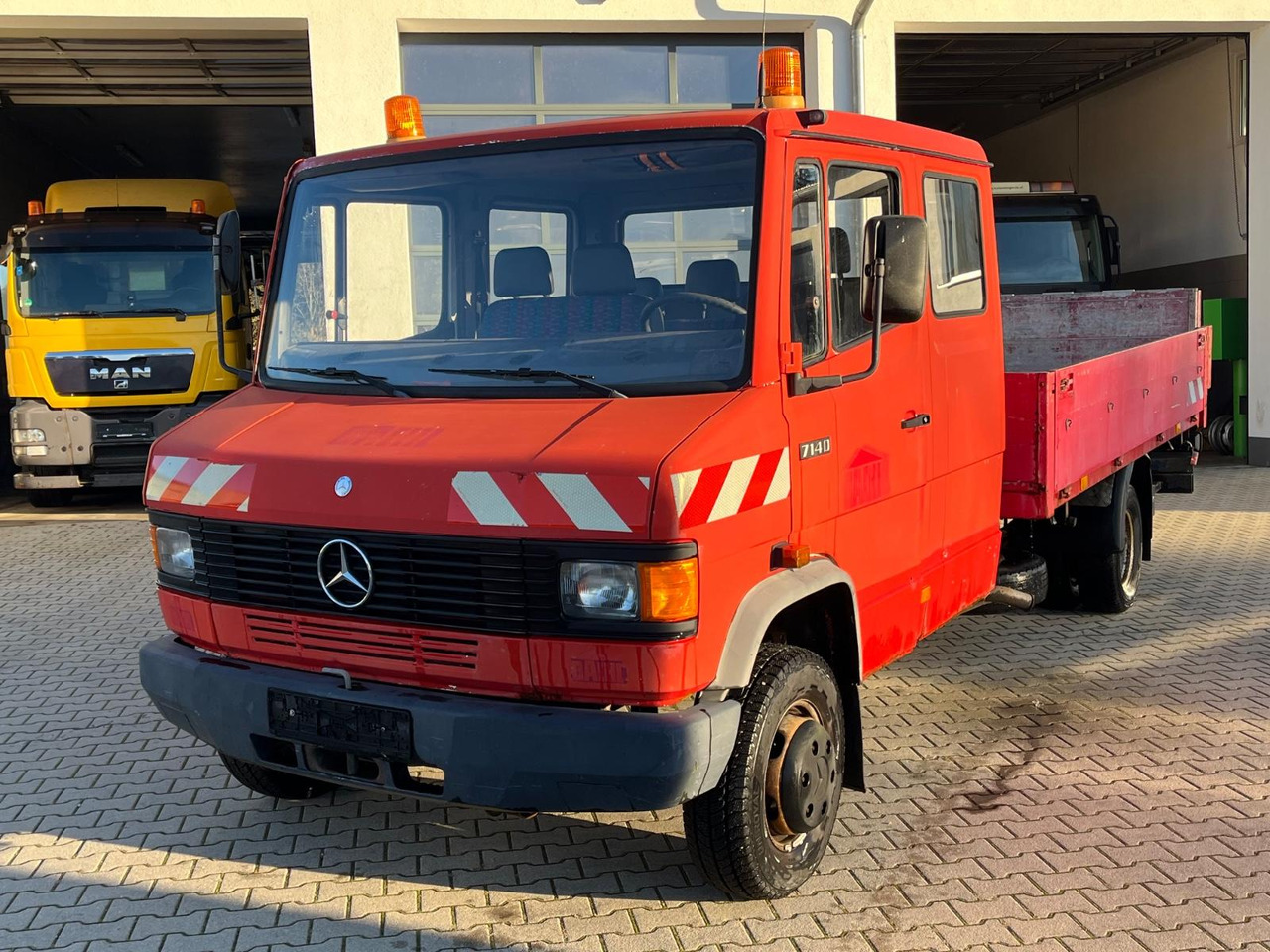 Mercedes-Benz 714D Doka Pritsche - Varebil med plan, Varebil med dobbelt førerhus: bilde 1 Mercedes-Benz 714D Doka Pritsche - Varebil med plan, Varebil med dobbelt førerhus: bilde 1