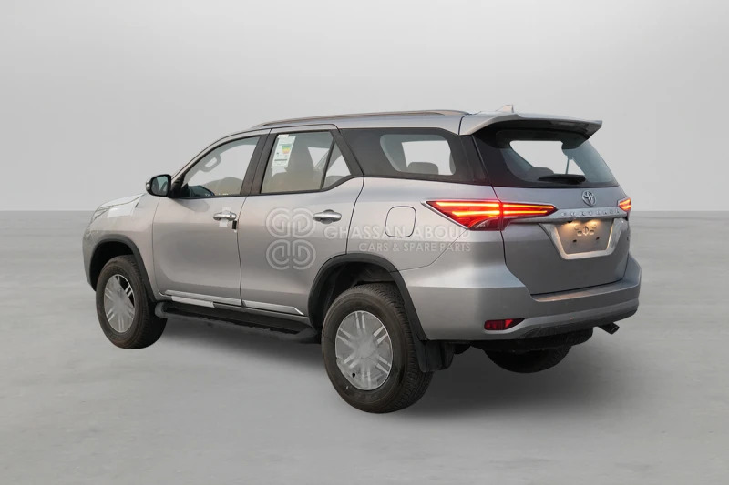 Toyota Fortuner 4x4 - SUV: bilde 4 Toyota Fortuner 4x4 - SUV: bilde 4