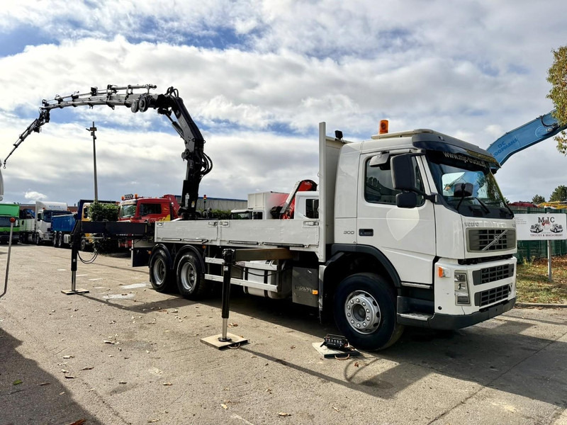 Volvo FM 300 6x4 + (25.8m!) PRITSCHE + KRAN HIAB 245 E-5 + JIB 65 X-3 + 2 ME - *228.000km* - MANUAL - A/C - EURO 3 - BELGIAN TRUCK - Planbil, Kranbil: bilde 2 Volvo FM 300 6x4 + (25.8m!) PRITSCHE + KRAN HIAB 245 E-5 + JIB 65 X-3 + 2 ME - *228.000km* - MANUAL - A/C - EURO 3 - BELGIAN TRUCK - Planbil, Kranbil: bilde 2
