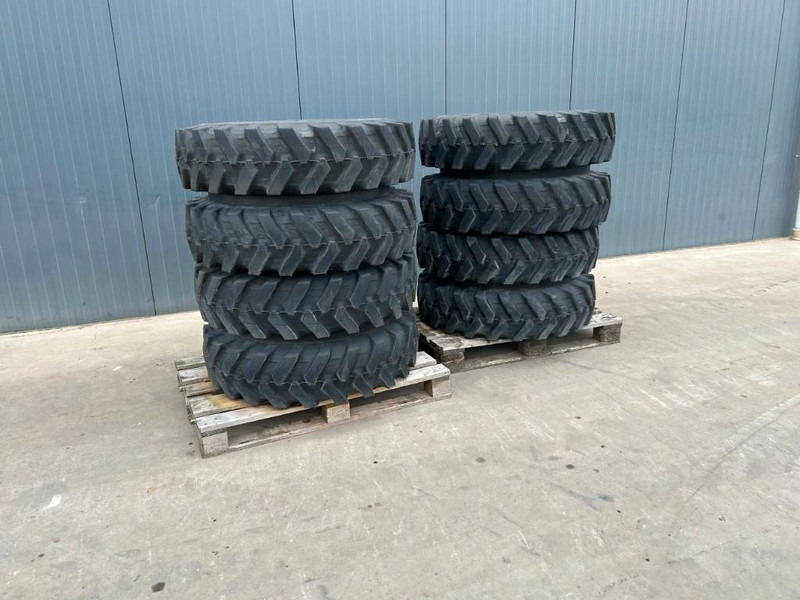 Bridgestone 1000 x 20 Set / 10.00 x 20: 4x2 Tyres - Dekk og felger for Bygg og anlegg: bilde 1 Bridgestone 1000 x 20 Set / 10.00 x 20: 4x2 Tyres - Dekk og felger for Bygg og anlegg: bilde 1
