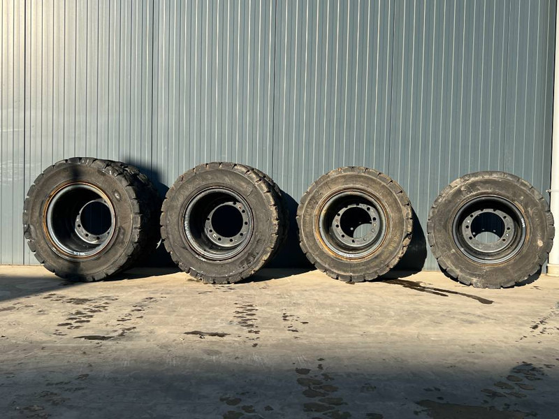 Globe Star 10.00 x 20 / 1000 x 20 Solid Tires / Vol Rubb - Dekk og felger for Bygg og anlegg: bilde 1 Globe Star 10.00 x 20 / 1000 x 20 Solid Tires / Vol Rubb - Dekk og felger for Bygg og anlegg: bilde 1