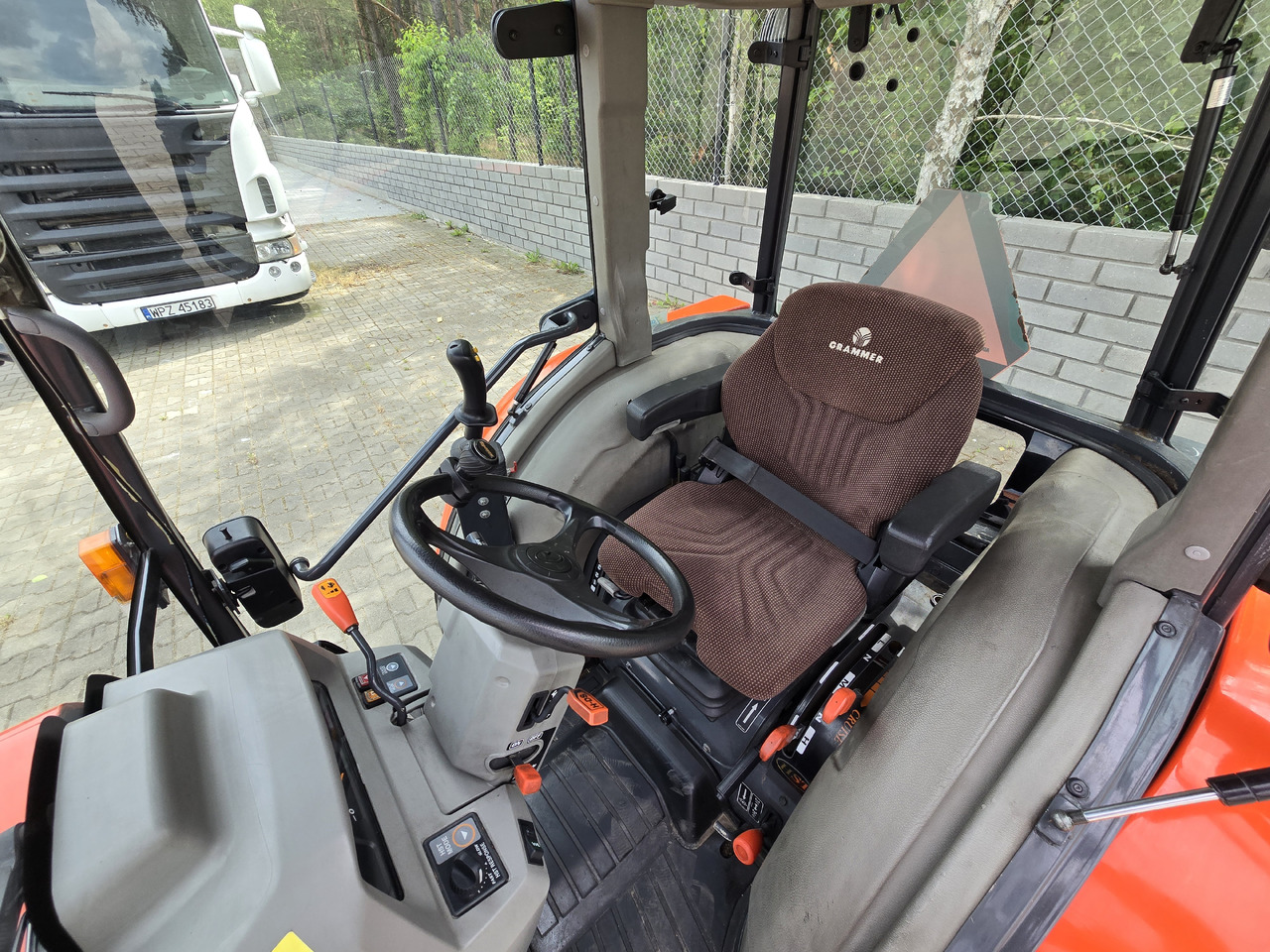 KUBOTA 4240 - Traktor: bilde 2 KUBOTA 4240 - Traktor: bilde 2