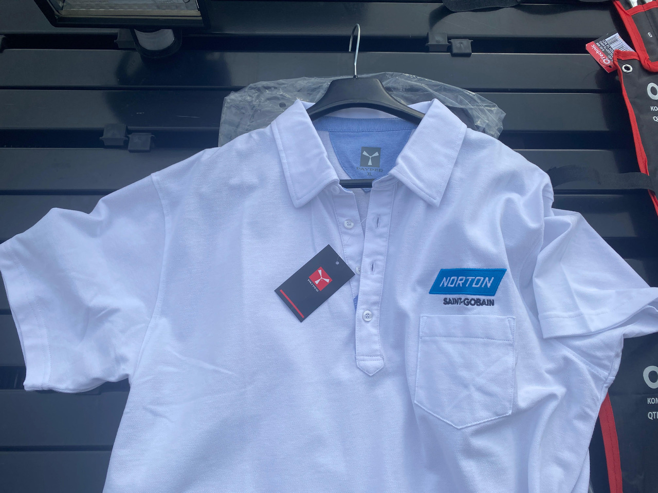 Norton, Dedra ukośnica, zestaw kluczy, lampa z czujnikiem, koszulka Polo - Verktøy/ Utstyr: bilde 4 Norton, Dedra ukośnica, zestaw kluczy, lampa z czujnikiem, koszulka Polo - Verktøy/ Utstyr: bilde 4