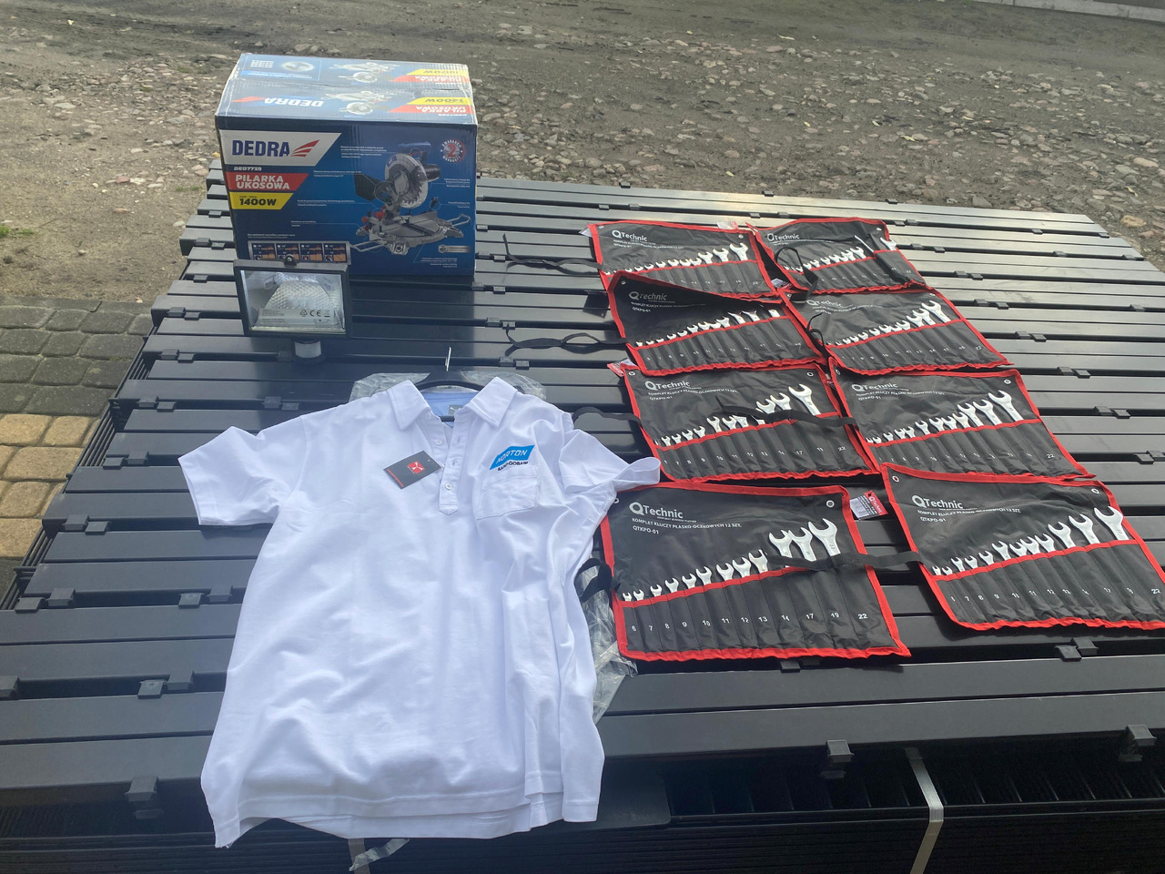 Norton, Dedra ukośnica, zestaw kluczy, lampa z czujnikiem, koszulka Polo - Verktøy/ Utstyr: bilde 1 Norton, Dedra ukośnica, zestaw kluczy, lampa z czujnikiem, koszulka Polo - Verktøy/ Utstyr: bilde 1