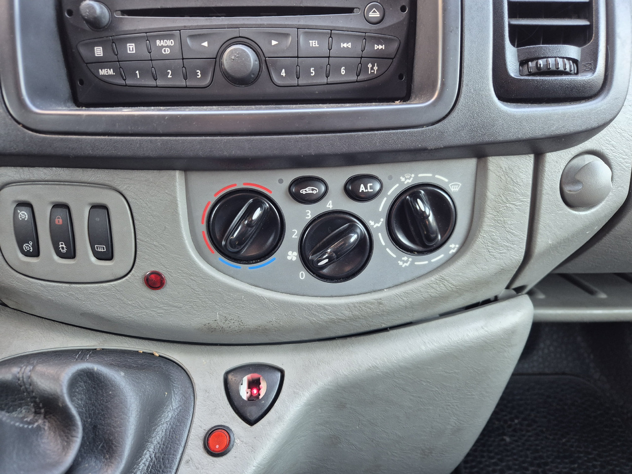 RENAULT Trafic 2.0 dCi 115 KM - Ambulanse: bilde 5 RENAULT Trafic 2.0 dCi 115 KM - Ambulanse: bilde 5