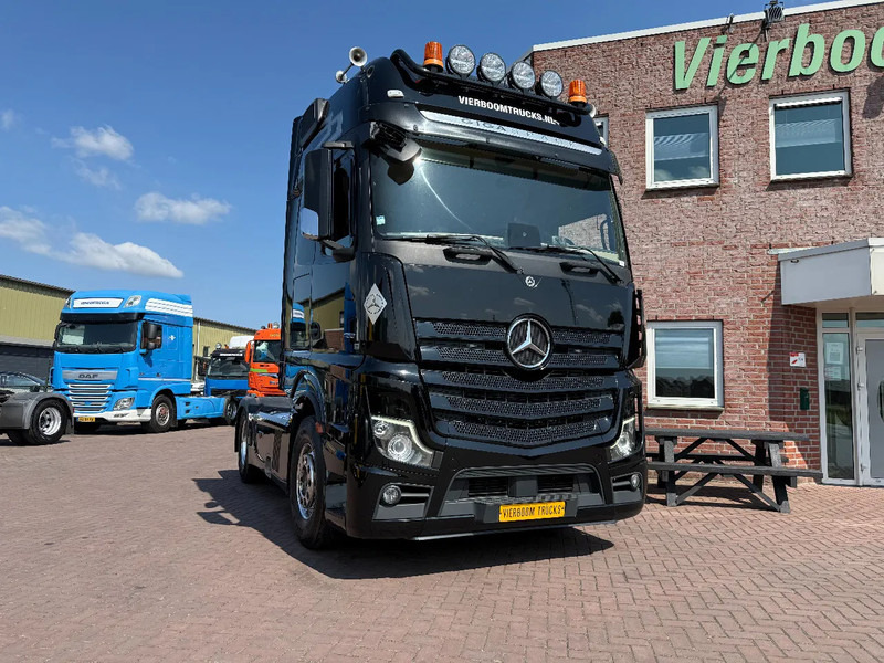 Mercedes-Benz Actros 1853 LS 4X2 "BLACK PEARL" EURO6D / FULL OPTIONS / RETARDER / ALCOA / LEATHER INTERIOR / ETC..... PERFECT CONDTION!!!!! - Trekkvogn: bilde 1 Mercedes-Benz Actros 1853 LS 4X2 "BLACK PEARL" EURO6D / FULL OPTIONS / RETARDER / ALCOA / LEATHER INTERIOR / ETC..... PERFECT CONDTION!!!!! - Trekkvogn: bilde 1