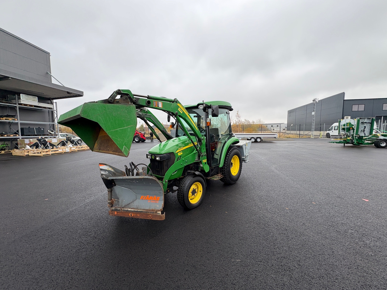 John Deere 3720 - Traktor: bilde 1 John Deere 3720 - Traktor: bilde 1