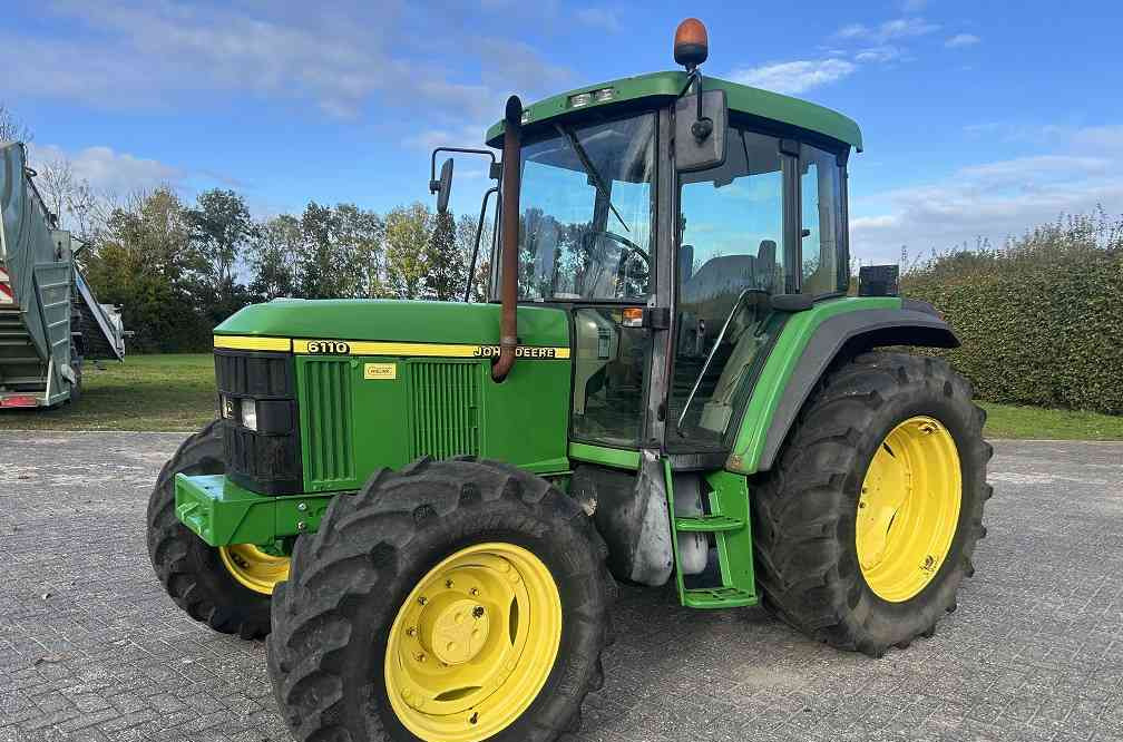 John Deere 6110 - Traktor: bilde 1 John Deere 6110 - Traktor: bilde 1