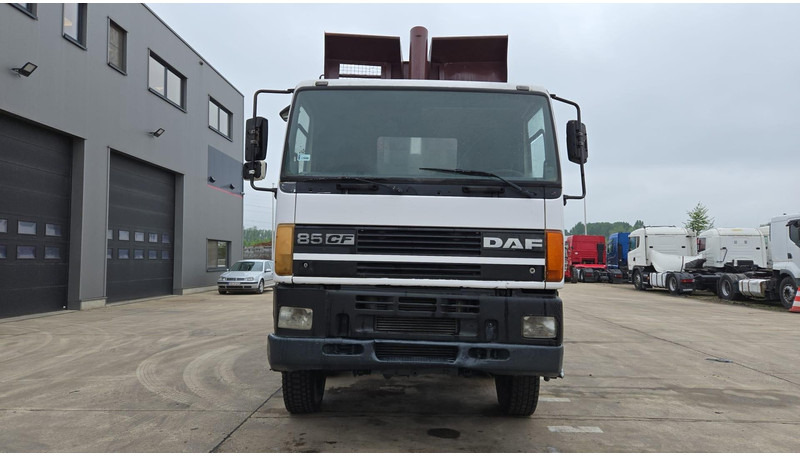 DAF 85 CF 340 (EURO 2 / MANUAL PUMP / STEEL SUSP. / POSSIBLE AS CHASSIS / 8X4) - Tippbil: bilde 2 DAF 85 CF 340 (EURO 2 / MANUAL PUMP / STEEL SUSP. / POSSIBLE AS CHASSIS / 8X4) - Tippbil: bilde 2