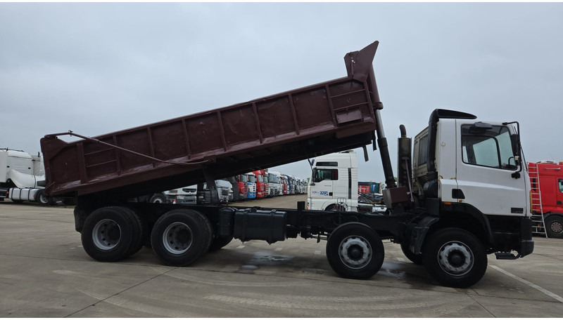 DAF 85 CF 340 (EURO 2 / MANUAL PUMP / STEEL SUSP. / POSSIBLE AS CHASSIS / 8X4) - Tippbil: bilde 4 DAF 85 CF 340 (EURO 2 / MANUAL PUMP / STEEL SUSP. / POSSIBLE AS CHASSIS / 8X4) - Tippbil: bilde 4