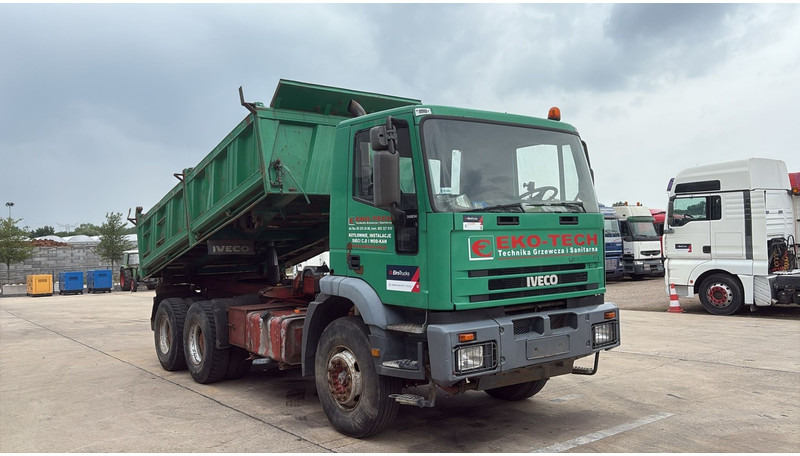 Iveco Eurotrakker 260 E 34 (POMPE MANUELLE / MANUAL PUMP / BOITE MANUELLE / LAMES / GRAND PONT / STEEL SUSP.) - Tippbil: bilde 2 Iveco Eurotrakker 260 E 34 (POMPE MANUELLE / MANUAL PUMP / BOITE MANUELLE / LAMES / GRAND PONT / STEEL SUSP.) - Tippbil: bilde 2
