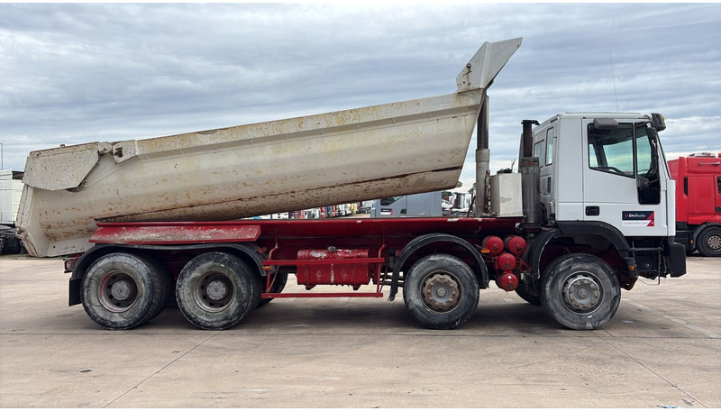 Iveco Eurotrakker 260 E32 (GRAND PONT / LAMES / POMPE MANUELLE / 8X4 / CURSOR 8) - Tippbil: bilde 4 Iveco Eurotrakker 260 E32 (GRAND PONT / LAMES / POMPE MANUELLE / 8X4 / CURSOR 8) - Tippbil: bilde 4
