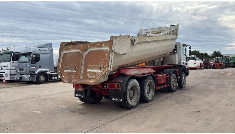 Iveco Eurotrakker 260 E32 (GRAND PONT / LAMES / POMPE MANUELLE / 8X4 / CURSOR 8) - Tippbil: bilde 5 Iveco Eurotrakker 260 E32 (GRAND PONT / LAMES / POMPE MANUELLE / 8X4 / CURSOR 8) - Tippbil: bilde 5