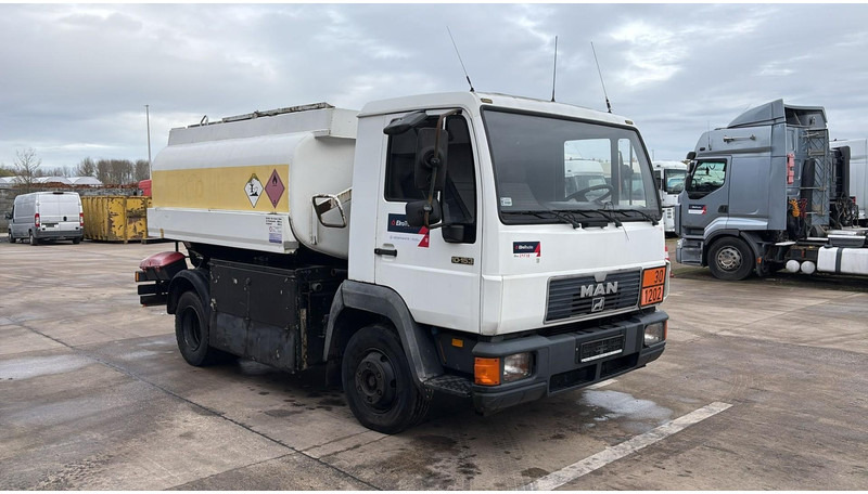MAN 10.153 (7500L / FULL STEEL / LAMES / BOITE MANUELLE / MANUAL GEARBOX) - Tankbil: bilde 2 MAN 10.153 (7500L / FULL STEEL / LAMES / BOITE MANUELLE / MANUAL GEARBOX) - Tankbil: bilde 2
