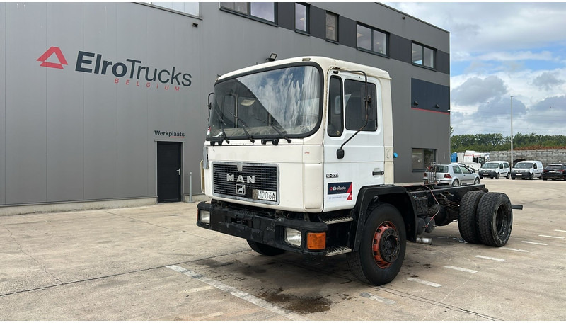 MAN 18.232 (MANUAL PUMP / 6 CYLINDER / POMPE MANUELLE / LAMES / STEEL SUSPENSION) - Chassis lastebil: bilde 1 MAN 18.232 (MANUAL PUMP / 6 CYLINDER / POMPE MANUELLE / LAMES / STEEL SUSPENSION) - Chassis lastebil: bilde 1