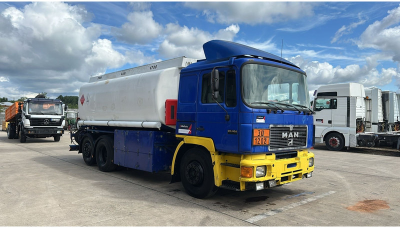 MAN 26.402 (18.000 L / 6X2 / 6 CYLINDER / FRONT STEEL / 3 COMPARTIMENTS) - Tankbil: bilde 3 MAN 26.402 (18.000 L / 6X2 / 6 CYLINDER / FRONT STEEL / 3 COMPARTIMENTS) - Tankbil: bilde 3