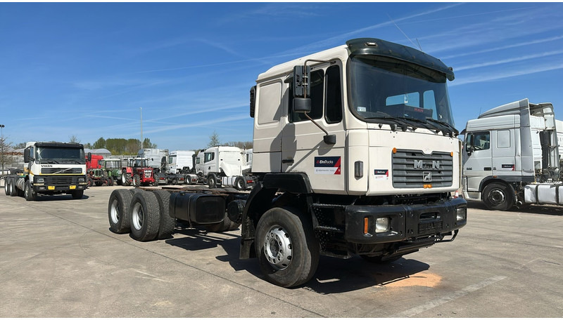 MAN 33.464 (6 CYLINDER / EURO 2 / SEMI MANUAL PUMP / BIG AXLE / STEEL SUSP. / LAMES) - Chassis lastebil: bilde 3 MAN 33.464 (6 CYLINDER / EURO 2 / SEMI MANUAL PUMP / BIG AXLE / STEEL SUSP. / LAMES) - Chassis lastebil: bilde 3