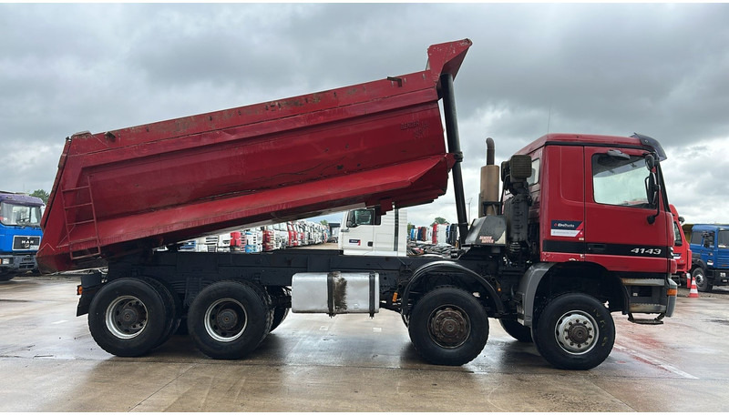 Mercedes-Benz Actros 4143 (BOITE MANUELLE / 8X8 / MANUAL GEARBOX / LAMES / GRAND PONT / BIG AXLE) - Tippbil: bilde 4 Mercedes-Benz Actros 4143 (BOITE MANUELLE / 8X8 / MANUAL GEARBOX / LAMES / GRAND PONT / BIG AXLE) - Tippbil: bilde 4