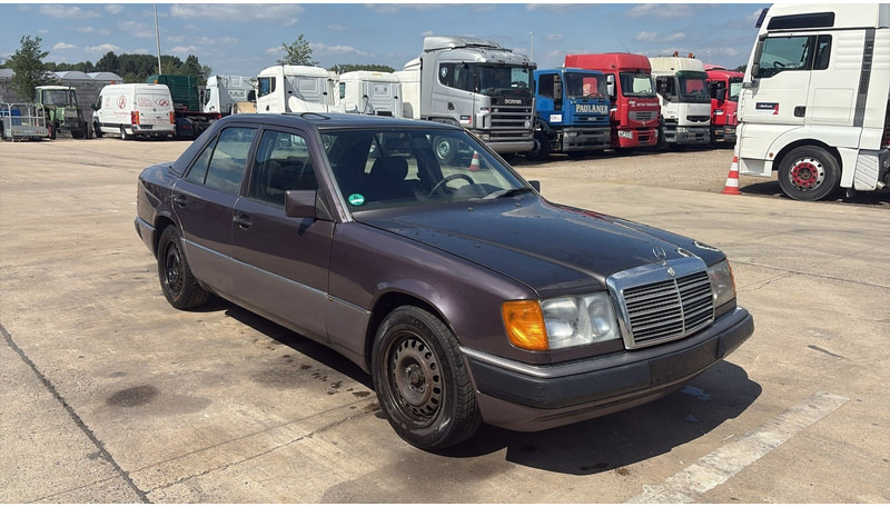 Mercedes-Benz E-Klasse 200 (GERMAN CAR / VOITURE D'ALLEMAGNE / ESSENCE / PETROL / MANUAL) - Sedan: bilde 3 Mercedes-Benz E-Klasse 200 (GERMAN CAR / VOITURE D'ALLEMAGNE / ESSENCE / PETROL / MANUAL) - Sedan: bilde 3