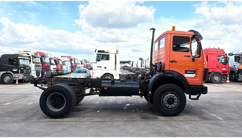 Mercedes-Benz SK 1622 (4X4 / LAMES / GRAND PONT / V6 / BIG AXLE / POMPE MANUELLE) - Chassis lastebil: bilde 4 Mercedes-Benz SK 1622 (4X4 / LAMES / GRAND PONT / V6 / BIG AXLE / POMPE MANUELLE) - Chassis lastebil: bilde 4