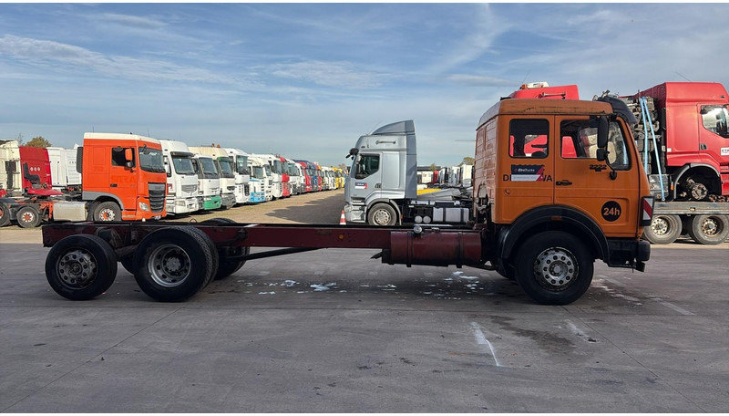 Mercedes-Benz SK 2222 (V6 / FULL STEEL / LAMES / BOITE MANUELLE / POMPE MANUELLE / 8 ROUES / 6X2) - Chassis lastebil: bilde 3 Mercedes-Benz SK 2222 (V6 / FULL STEEL / LAMES / BOITE MANUELLE / POMPE MANUELLE / 8 ROUES / 6X2) - Chassis lastebil: bilde 3