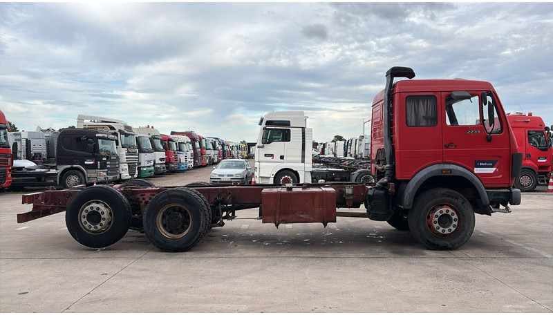 Mercedes-Benz SK 2233 (GRAND PONT / V8 AVEC 2X TURBO / BIG AXLE) - Chassis lastebil: bilde 3 Mercedes-Benz SK 2233 (GRAND PONT / V8 AVEC 2X TURBO / BIG AXLE) - Chassis lastebil: bilde 3