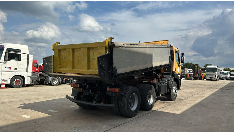 Renault Kerax 385 (POMPE MANUELLE / MANUAL PUMP / 6X4 / LAMES / GRAND PONT) - Tippbil: bilde 4 Renault Kerax 385 (POMPE MANUELLE / MANUAL PUMP / 6X4 / LAMES / GRAND PONT) - Tippbil: bilde 4