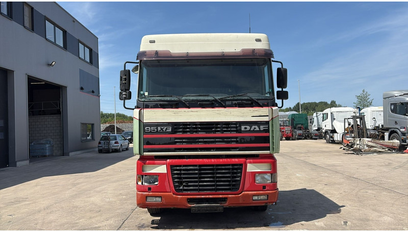 DAF XF 95.430 (EURO 3 / BOITE MANUELLE / MANUAL GEARBOX) - Trekkvogn: bilde 2 DAF XF 95.430 (EURO 3 / BOITE MANUELLE / MANUAL GEARBOX) - Trekkvogn: bilde 2