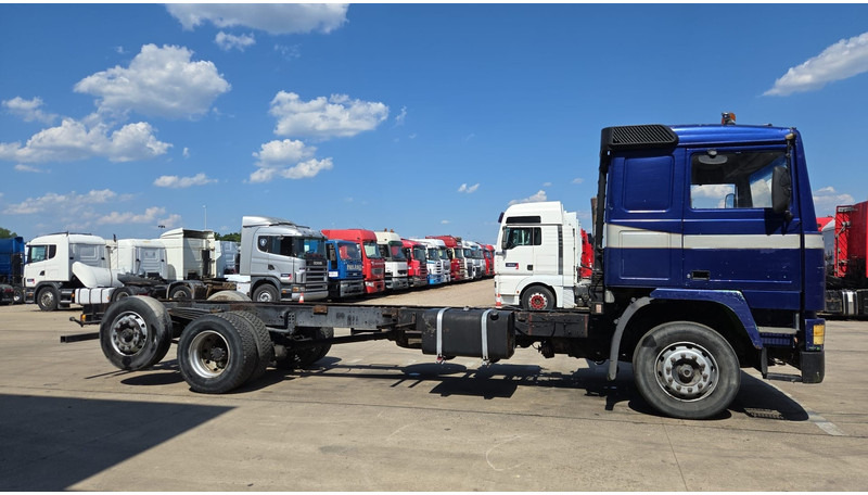 Volvo F 12 - 360 (FULL STEEL SUSPENSION / MANUAL PUMP / SUSP. LAMES / 6X2) - Chassis lastebil: bilde 4 Volvo F 12 - 360 (FULL STEEL SUSPENSION / MANUAL PUMP / SUSP. LAMES / 6X2) - Chassis lastebil: bilde 4