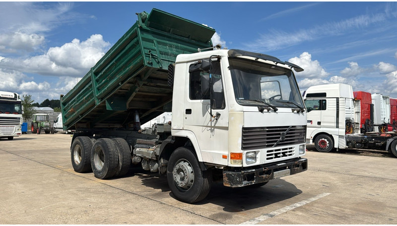 Volvo FL 10 - 280 (LAMES / POMPE MANUELLE / MANUAL PUMP / 6X4 / STEEL SUSP.) - Tippbil: bilde 2 Volvo FL 10 - 280 (LAMES / POMPE MANUELLE / MANUAL PUMP / 6X4 / STEEL SUSP.) - Tippbil: bilde 2