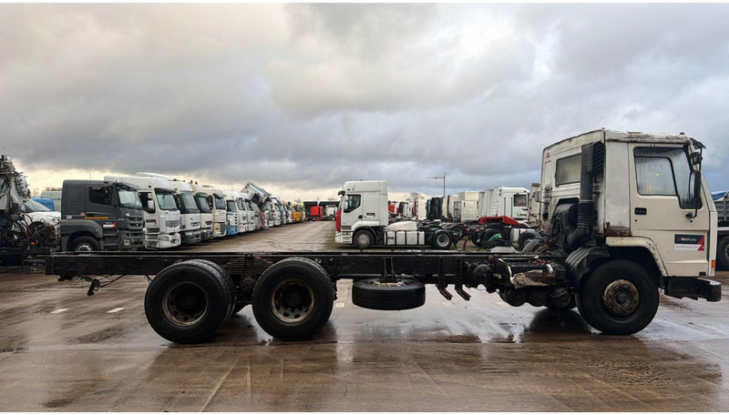 Volvo FL 10 - 320 (MANUAL PUMP / POMPE MANUELLE / 6X4 / STEEL SUSPENSION / LAMES) - Chassis lastebil: bilde 4 Volvo FL 10 - 320 (MANUAL PUMP / POMPE MANUELLE / 6X4 / STEEL SUSPENSION / LAMES) - Chassis lastebil: bilde 4