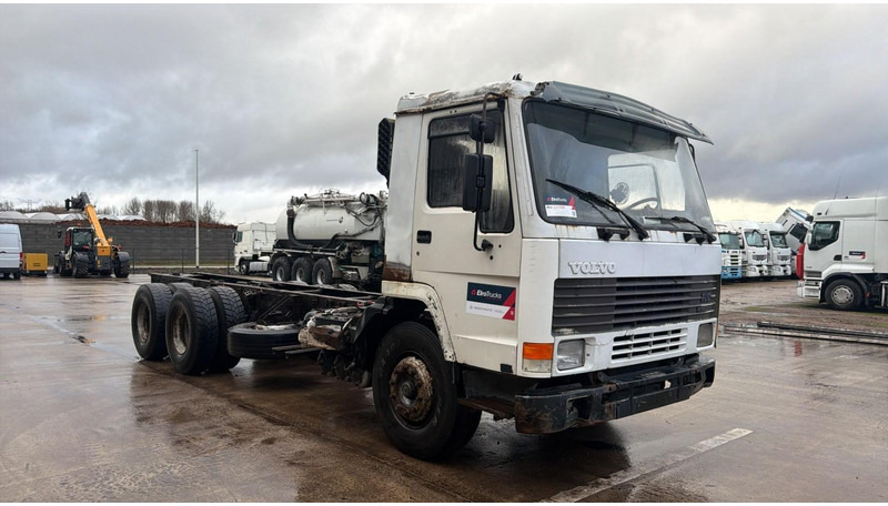 Volvo FL 10 - 320 (MANUAL PUMP / POMPE MANUELLE / 6X4 / STEEL SUSPENSION / LAMES) - Chassis lastebil: bilde 3 Volvo FL 10 - 320 (MANUAL PUMP / POMPE MANUELLE / 6X4 / STEEL SUSPENSION / LAMES) - Chassis lastebil: bilde 3
