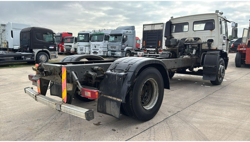 Volvo FL 220 (FULL STEEL SUSP. / 10 BOLTS / 18 TONS / VERY CLEAN CHASSIS !!! / CHASSIS 5.50M LENGHT) - Chassis lastebil: bilde 4 Volvo FL 220 (FULL STEEL SUSP. / 10 BOLTS / 18 TONS / VERY CLEAN CHASSIS !!! / CHASSIS 5.50M LENGHT) - Chassis lastebil: bilde 4