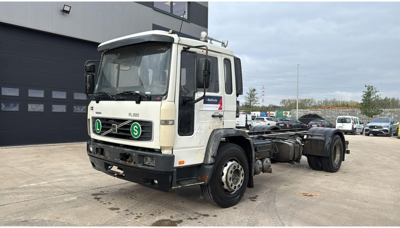 Volvo FL 220 (FULL STEEL SUSP. / 10 BOLTS / 18 TONS / VERY CLEAN CHASSIS !!! / CHASSIS 5.50M LENGHT) - Chassis lastebil: bilde 1 Volvo FL 220 (FULL STEEL SUSP. / 10 BOLTS / 18 TONS / VERY CLEAN CHASSIS !!! / CHASSIS 5.50M LENGHT) - Chassis lastebil: bilde 1