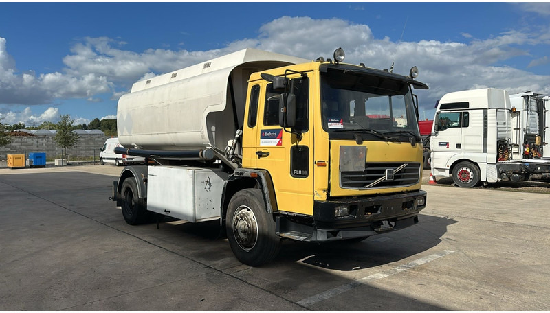 Volvo FL 6-18 (12400 LITERS / 3 COMPARTIMENTS / EURO 2 / STEEL SUSP. / LAMES) - Tankbil: bilde 3 Volvo FL 6-18 (12400 LITERS / 3 COMPARTIMENTS / EURO 2 / STEEL SUSP. / LAMES) - Tankbil: bilde 3