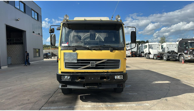 Volvo FL 6-18 (12400 LITERS / 3 COMPARTIMENTS / EURO 2 / STEEL SUSP. / LAMES) - Tankbil: bilde 2 Volvo FL 6-18 (12400 LITERS / 3 COMPARTIMENTS / EURO 2 / STEEL SUSP. / LAMES) - Tankbil: bilde 2