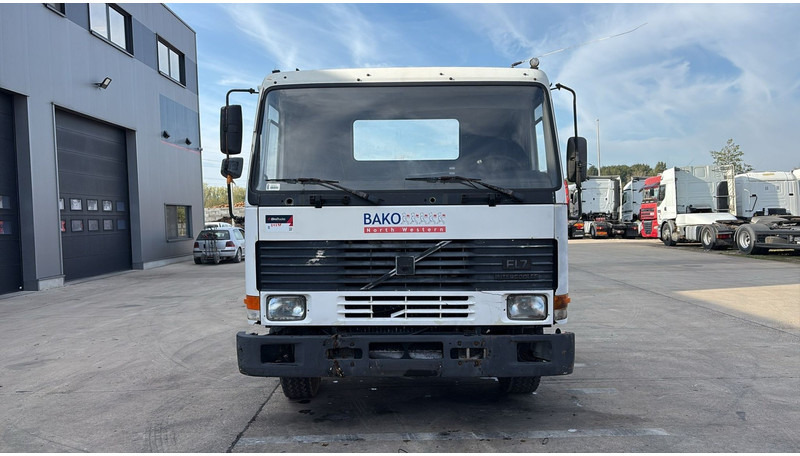 Volvo FL 7 (6X4 / LAMES / POMPE MANUELLE / MANUAL PUMP / STEEL SUSP.) - Chassis lastebil: bilde 2 Volvo FL 7 (6X4 / LAMES / POMPE MANUELLE / MANUAL PUMP / STEEL SUSP.) - Chassis lastebil: bilde 2