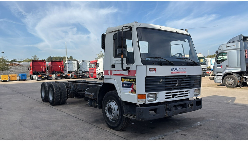 Volvo FL 7 (6X4 / LAMES / POMPE MANUELLE / MANUAL PUMP / STEEL SUSP.) - Chassis lastebil: bilde 3 Volvo FL 7 (6X4 / LAMES / POMPE MANUELLE / MANUAL PUMP / STEEL SUSP.) - Chassis lastebil: bilde 3