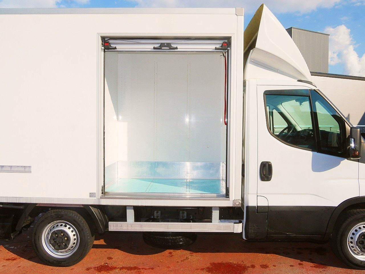Iveco 35S14 DAILY ISOTHERMKOFFER LADEBORDWAND luft fed - Kjølebil: bilde 5 Iveco 35S14 DAILY ISOTHERMKOFFER LADEBORDWAND luft fed - Kjølebil: bilde 5