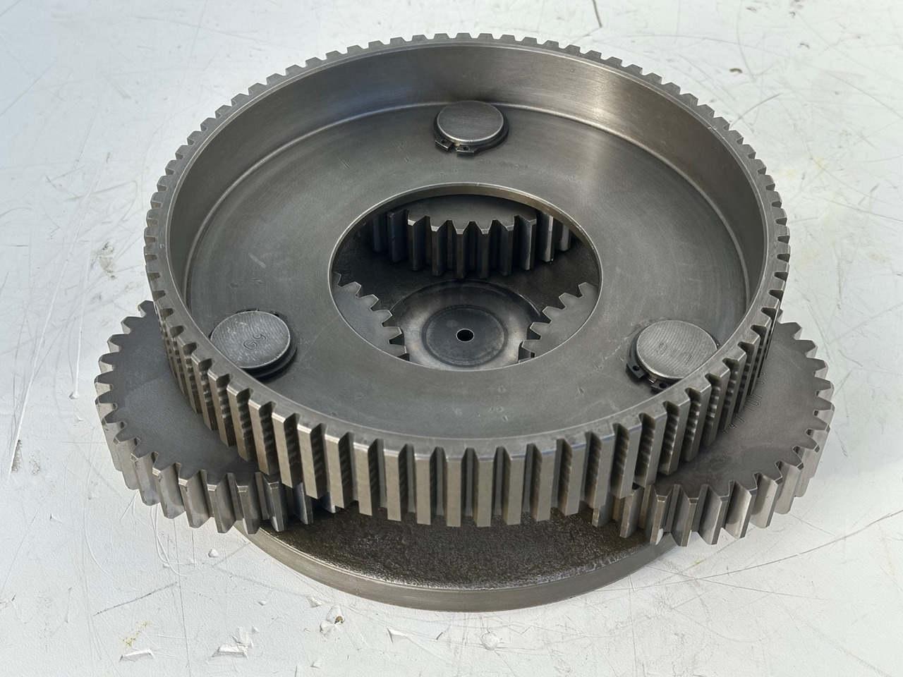 LIEBHERR Original Planetenträger ID-Nr.944171103 mit Planetenräder ID-Nr.944110603-ID-Nr.90201469 mit Lamellenträger ID-Nr.944112103. A900C,A944B,E942,LOS942,LOS944,P942,P944,R942,R944,R944B. #HRV# - Svingmotor for Gravemaskin: bilde 1 LIEBHERR Original Planetenträger ID-Nr.944171103 mit Planetenräder ID-Nr.944110603-ID-Nr.90201469 mit Lamellenträger ID-Nr.944112103. A900C,A944B,E942,LOS942,LOS944,P942,P944,R942,R944,R944B. #HRV# - Svingmotor for Gravemaskin: bilde 1