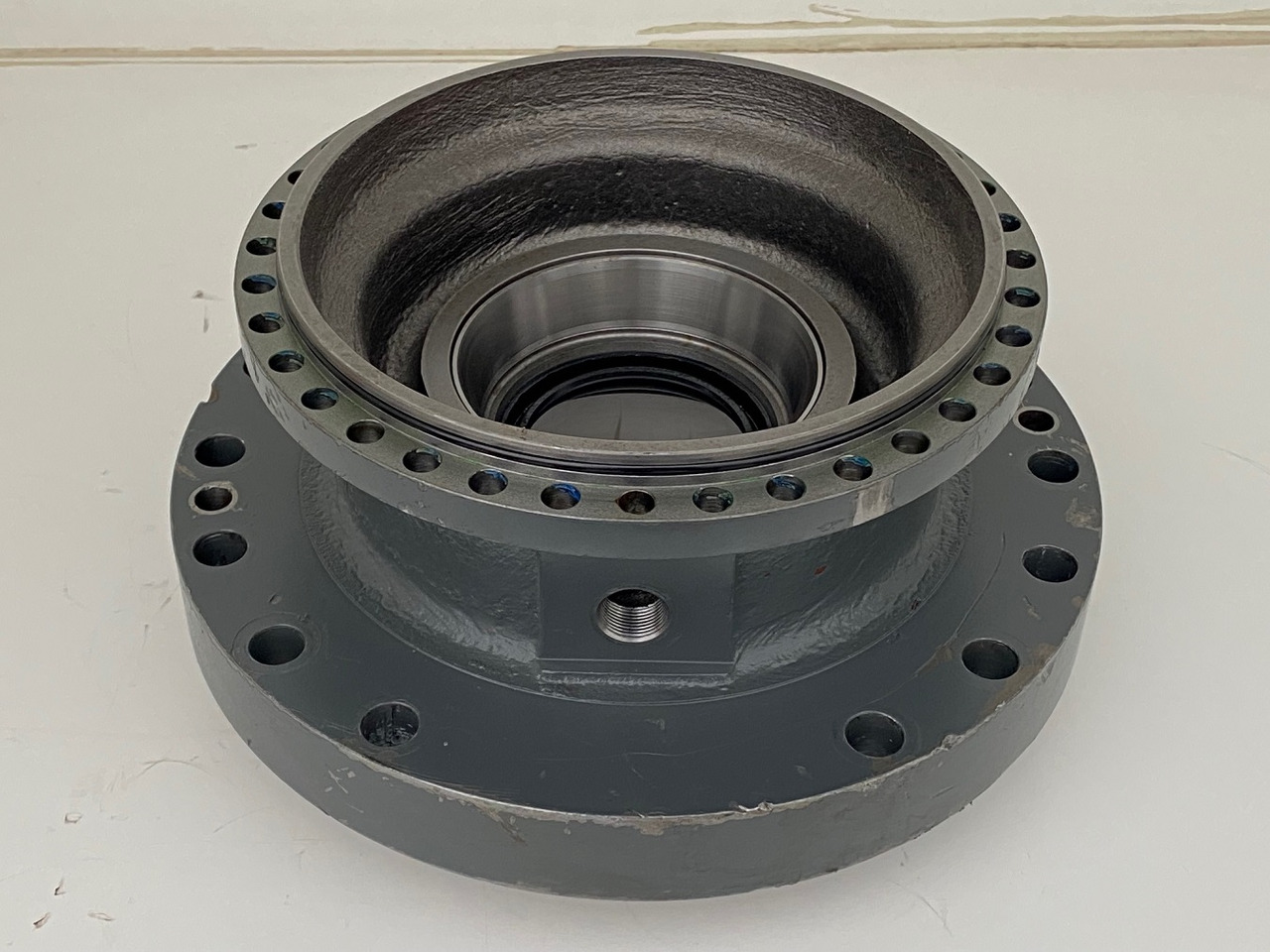 Liebherr Abtriebswellengehäuse ID-Nr.90015650 and Kegelrollenlager ID-Nr.761008503. - Svingmotor for Beltegraver: bilde 1 Liebherr Abtriebswellengehäuse ID-Nr.90015650 and Kegelrollenlager ID-Nr.761008503. - Svingmotor for Beltegraver: bilde 1