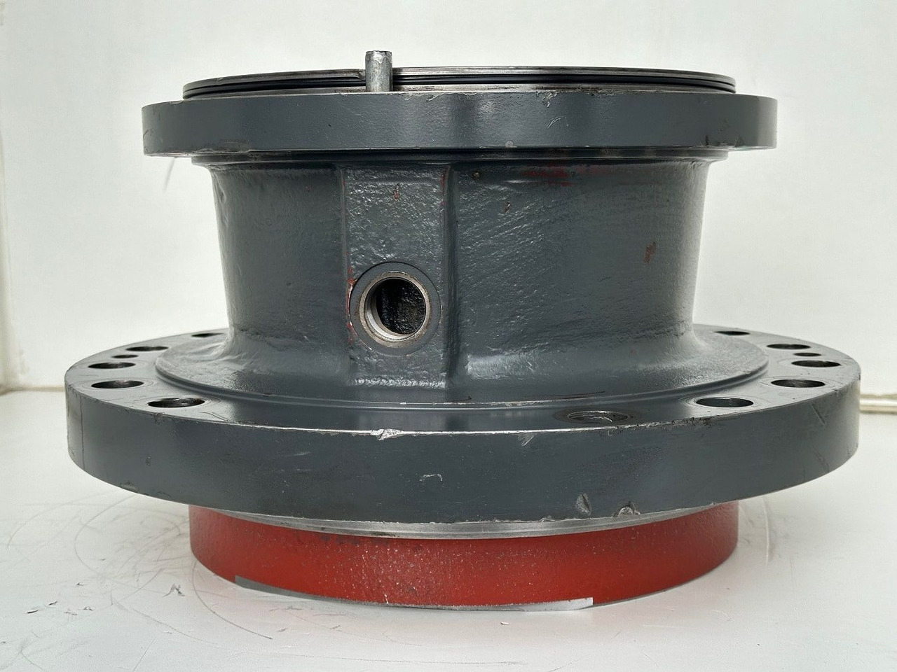 Liebherr Abtriebswellengehäuse ID-Nr.90021076. SAT325A296 - SAT325/294. R934-1550, R936, R938-1650, R940, R945-1866, R946, R950. #90021076.27.10# - Svingmotor for Bygg og anlegg: bilde 1 Liebherr Abtriebswellengehäuse ID-Nr.90021076. SAT325A296 - SAT325/294. R934-1550, R936, R938-1650, R940, R945-1866, R946, R950. #90021076.27.10# - Svingmotor for Bygg og anlegg: bilde 1