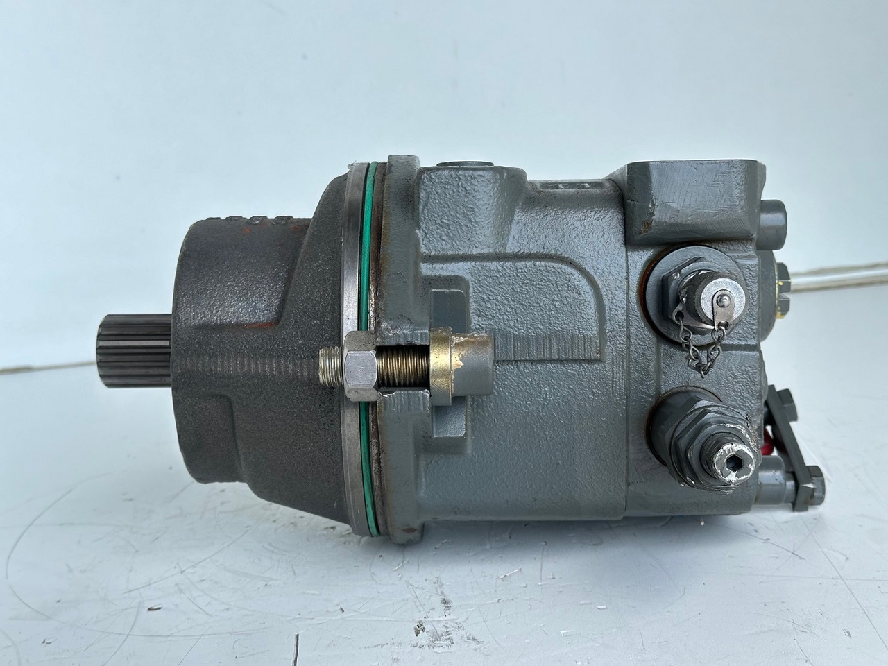 Liebherr Hydraulikeinbaumotor Typ:FMF058, ID-Nr.10122576 - ID-Nr.10145827 - ID-Nr.11371069. LOS1906, P924 COMP , R906, R906 PROTO, R916, R922, R924, R924 COMP, R926 COMP, R926 K LC. #39780# - Hydraulisk motor for Gravemaskin: bilde 3 Liebherr Hydraulikeinbaumotor Typ:FMF058, ID-Nr.10122576 - ID-Nr.10145827 - ID-Nr.11371069. LOS1906, P924 COMP , R906, R906 PROTO, R916, R922, R924, R924 COMP, R926 COMP, R926 K LC. #39780# - Hydraulisk motor for Gravemaskin: bilde 3