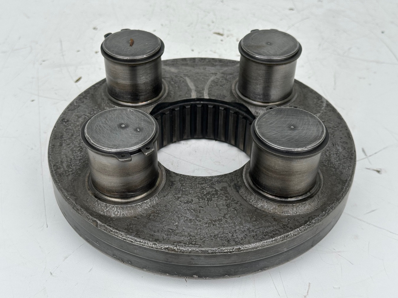 Liebherr Planetenträger ID-Nr.944306303 - ID-Nr.9443063. A924, A934, LH30, LH35, R906, R916, R922, R924, R926, R932, R934, R944. #944306303.E5.058# - Svingmotor for Bygg og anlegg: bilde 1 Liebherr Planetenträger ID-Nr.944306303 - ID-Nr.9443063. A924, A934, LH30, LH35, R906, R916, R922, R924, R926, R932, R934, R944. #944306303.E5.058# - Svingmotor for Bygg og anlegg: bilde 1