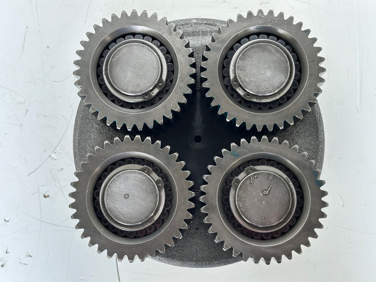 Liebherr Planetenträger ID-Nr.944306303 mit Planetenrad ID-Nr.13472127. A914 B,A914 C,A924,LH30,LH35,A932,A934,P924 C,E932,P914,P924 COMP,R906,R914,R916,R924,R926,R932,R934,R944. #944306303.23.03# - Svingmotor for Bygg og anlegg: bilde 3 Liebherr Planetenträger ID-Nr.944306303 mit Planetenrad ID-Nr.13472127. A914 B,A914 C,A924,LH30,LH35,A932,A934,P924 C,E932,P914,P924 COMP,R906,R914,R916,R924,R926,R932,R934,R944. #944306303.23.03# - Svingmotor for Bygg og anlegg: bilde 3