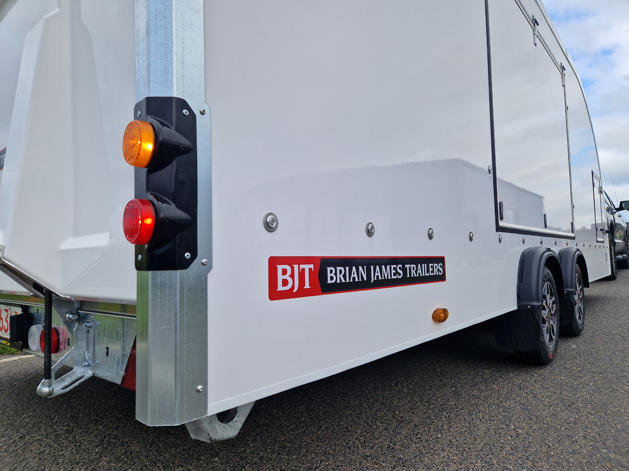 Transporter tilhenger BJT Race Transporter 4 550x212x188cm weiss E Winde Frontstauraum ASR Alufelgen dark 3500kg Modell 24: bilde 10