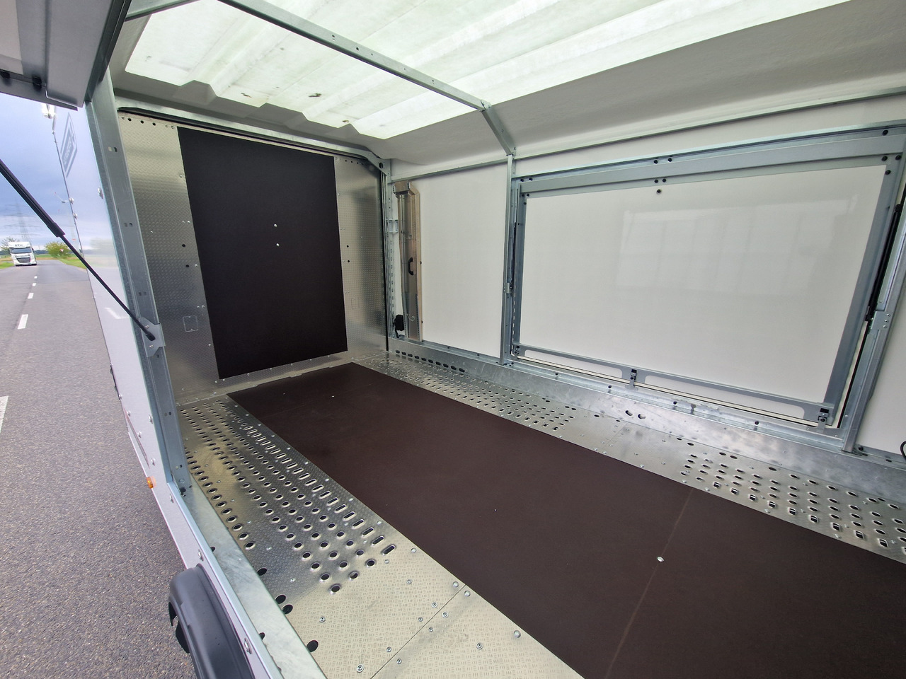 Transporter tilhenger BJT Race Transporter 4 550x212x188cm weiss E Winde Frontstauraum ASR Alufelgen dark 3500kg Modell 24: bilde 9
